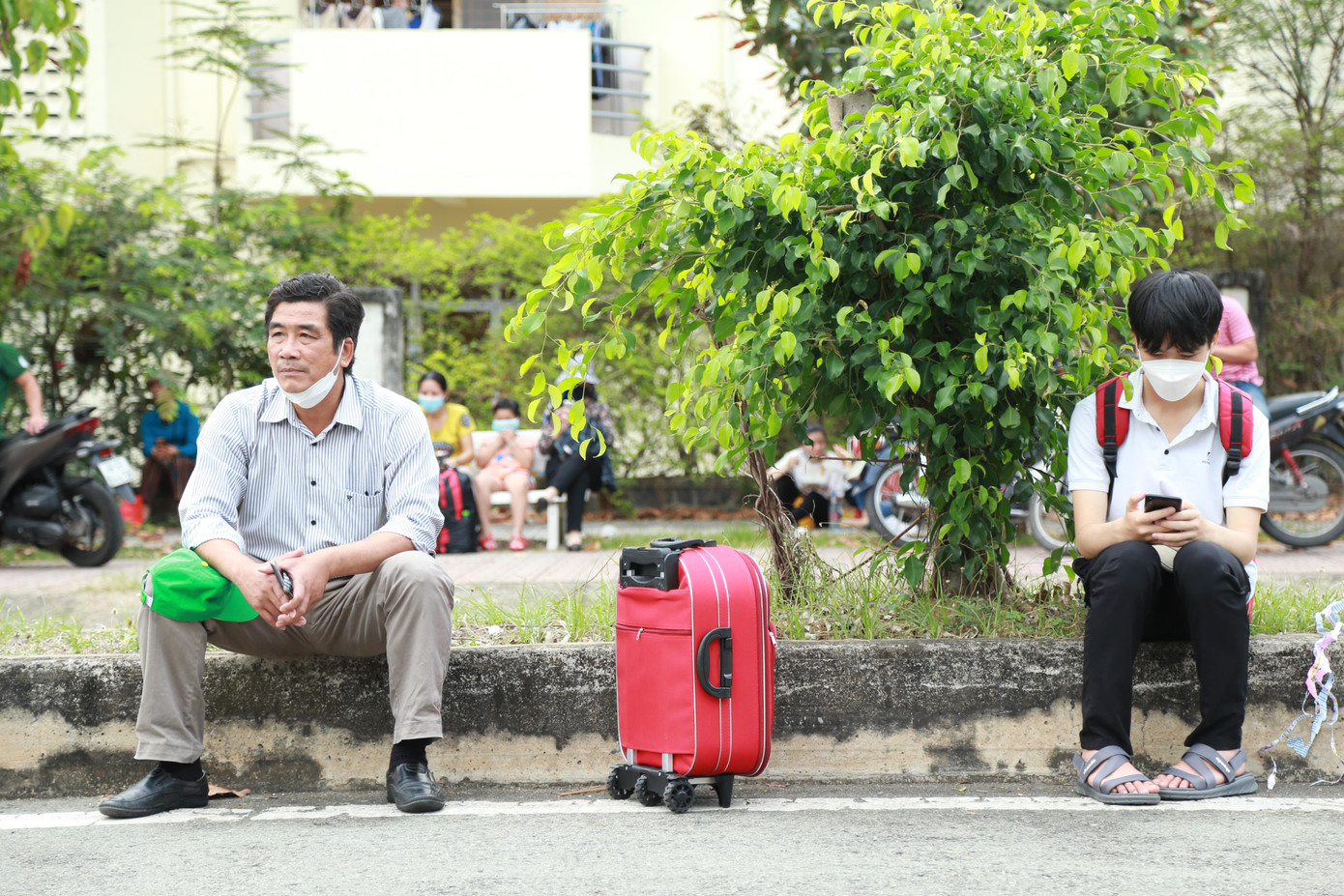 Phụ huynh chờ con trong lúc thí sinh làm bài