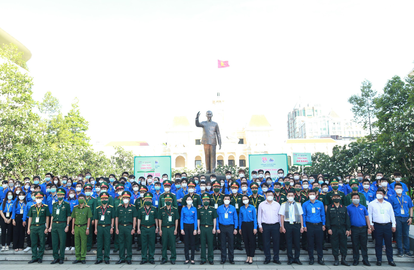 Đại biểu và các bạn trại sinh chụp ảnh lưu niệm tại khu vực tượng đài Chủ tịch Hồ Chí Minh trên phố đi bộ Nguyễn Huệ. Đại biểu và các bạn trại sinh chụp ảnh lưu niệm tại khu vực tượng đài Chủ tịch Hồ Chí Minh trên phố đi bộ Nguyễn Huệ.