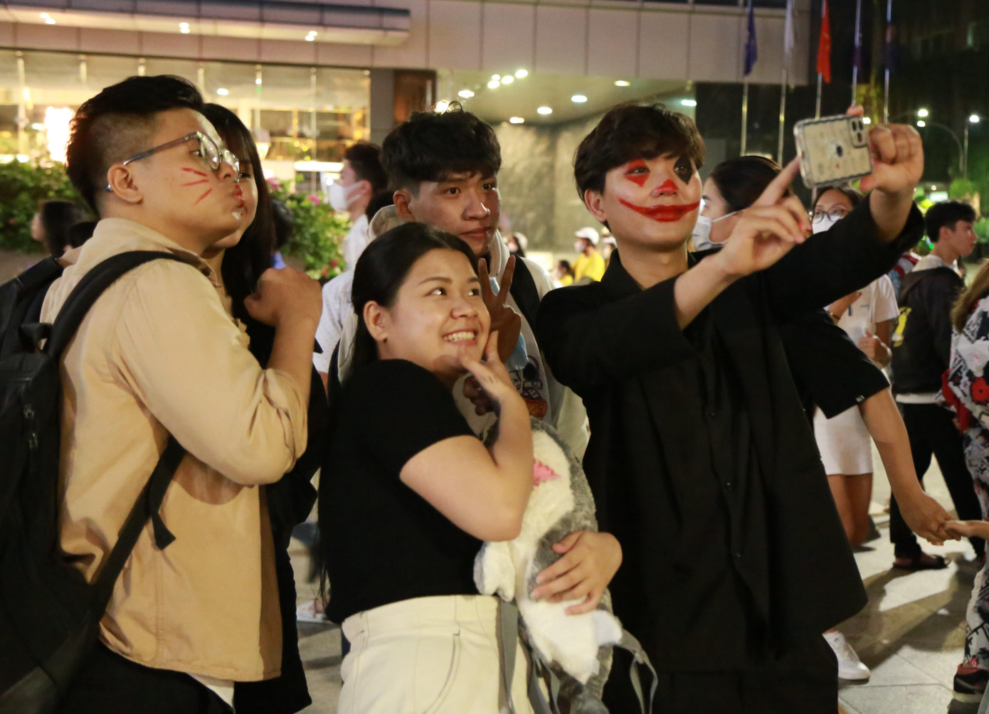 Nơi đây quy tụ hàng nghìn người, chủ yếu là các bạn trẻ trong tạo hình độc đáo theo phong cách hóa trang rùng rợn, ma quái ăn theo lễ hội của phương Tây. Nơi đây quy tụ hàng nghìn người, chủ yếu là các bạn trẻ trong tạo hình độc đáo theo phong cách hóa trang rùng rợn, ma quái ăn theo lễ hội của phương Tây.