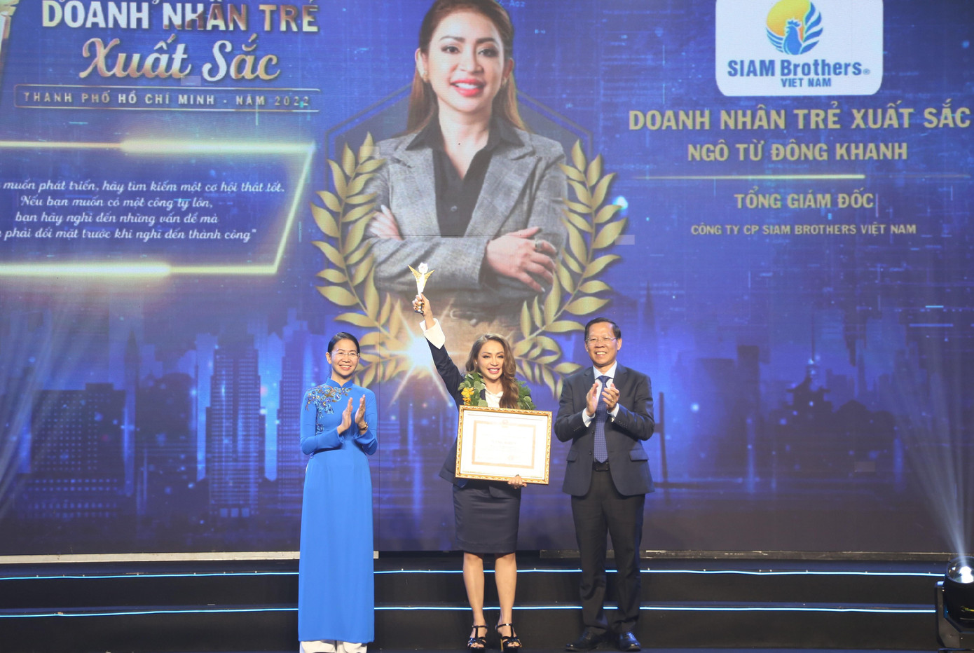 Chủ tịch UBND TPHCM Phan Văn Mãi (bìa phải) và Bí thư Thành Đoàn TPHCM trao giải thưởng Doanh nhân trẻ xuất sắc TPHCM năm 2022 cho doanh nhân Ngô Từ Đông Khanh. Ảnh: Ngô Tùng Chủ tịch UBND TPHCM Phan Văn Mãi (bìa phải) và Bí thư Thành Đoàn TPHCM trao giải thưởng Doanh nhân trẻ xuất sắc TPHCM năm 2022 cho doanh nhân Ngô Từ Đông Khanh. Ảnh: Ngô Tùng