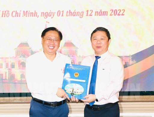 Lãnh đạo UBND TPHCM trao quyết định nghỉ hưu cho ông Mai Bá Hùng. Ảnh: Hcmcpv.org.vn Lãnh đạo UBND TPHCM trao quyết định nghỉ hưu cho ông Mai Bá Hùng. Ảnh: Hcmcpv.org.vn