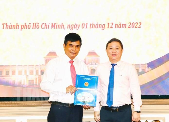 Phó Chủ tịch UBND TPHCM Dương Anh Đức trao quyết định bổ nhiệm cho ông Cao Anh Minh. Ảnh: Hcmcpv.org.vn Phó Chủ tịch UBND TPHCM Dương Anh Đức trao quyết định bổ nhiệm cho ông Cao Anh Minh. Ảnh: Hcmcpv.org.vn