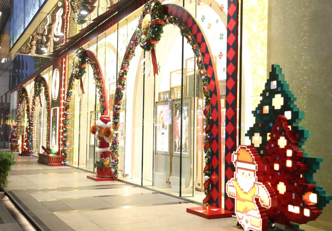 Những ngày qua, không gian khu vực xung quanh các trung tâm thương mại, nhà hàng, khách sạn... tại các quận trung tâm TPHCM trở nên rực rỡ sắc màu bởi được trang hoàng nhiều tiểu cảnh, vật phẩm chuẩn bị cho lễ Giáng sinh 2022.