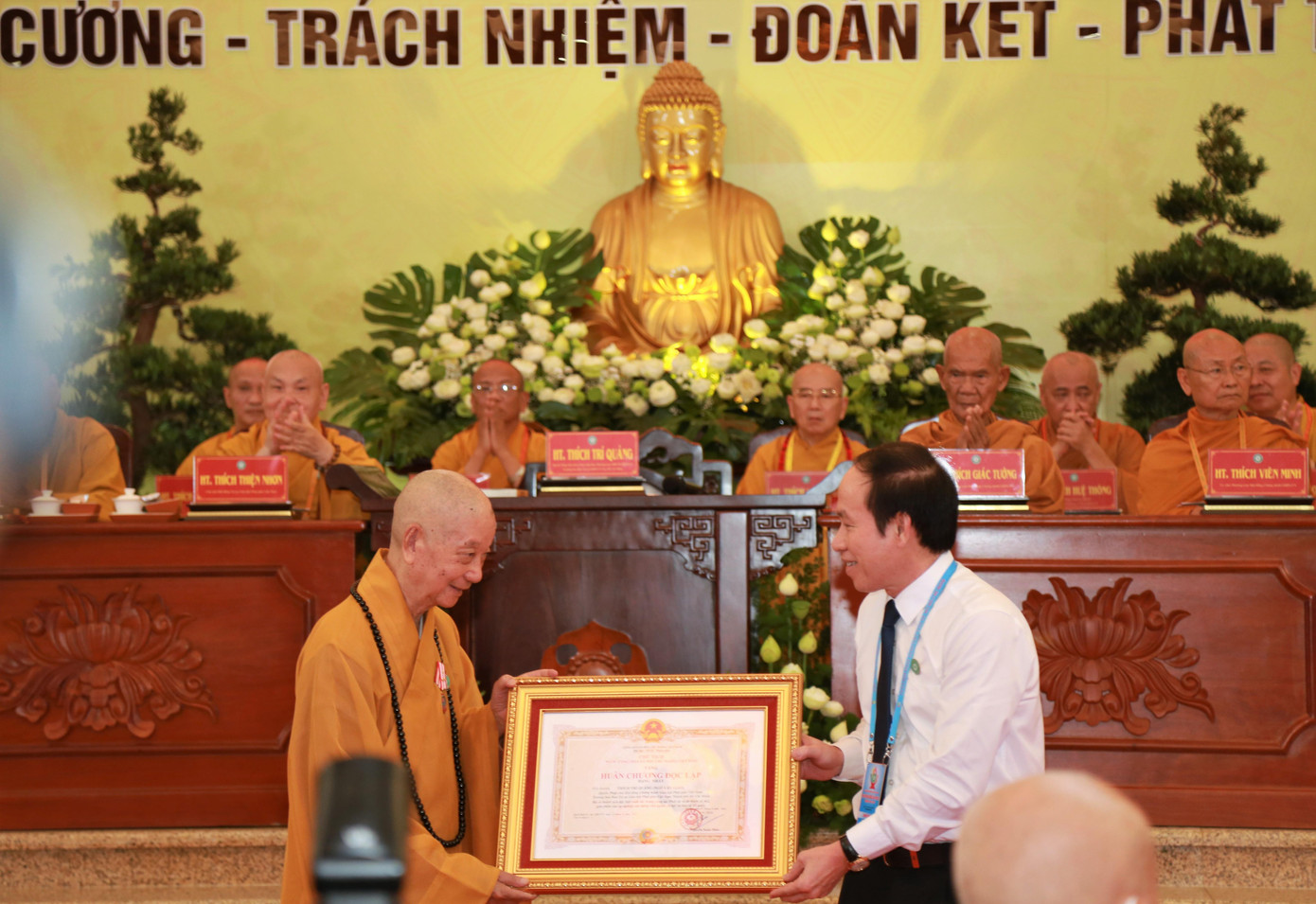 Thừa uỷ quyền Chủ tịch nước, ông Lê Tiến Châu, Phó Chủ tịch kiêm Tổng Thư ký Ủy ban Trung ương Mặt trận Tổ quốc Việt Nam trao Huân chương Độc lập hạng Nhất cho Trưởng lão Hòa thượng Thích Trí Quảng, Quyền Pháp chủ GHPGVN, Trưởng ban Trị sự GHPGVN TPHCM nhiệm kỳ IX (2022 - 2027).