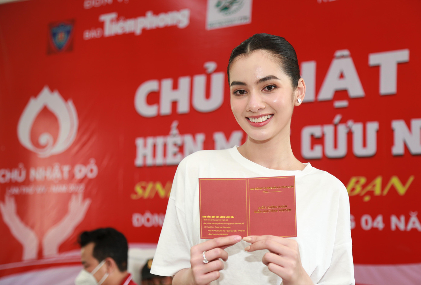 Người đẹp rạng ngời suốt quá trình hiến máu. Người đẹp rạng ngời suốt quá trình hiến máu.