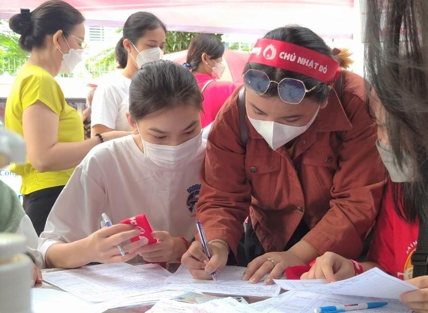 Các bạn trẻ tranh thủ đến sớm để góp giọt máu hồng với chương trình. Các bạn trẻ tranh thủ đến sớm để góp giọt máu hồng với chương trình.
