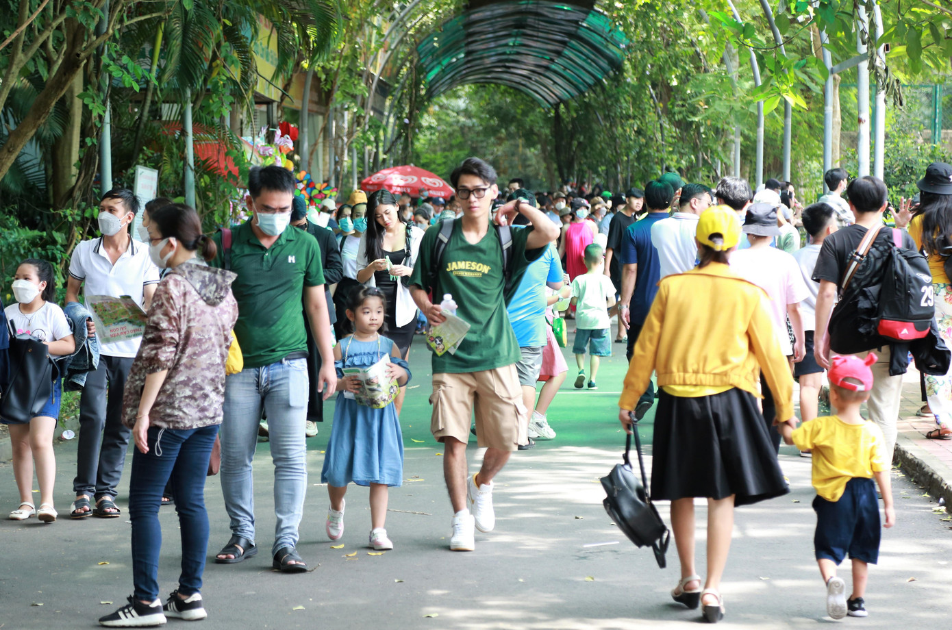 Trong những thời điểm đông đúc ở nơi vui chơi, người dân cần nâng cao cảnh giác để tránh mất mát tài sản cá nhân. Sở thú cũng thi thoảng phát thông tin cảnh báo đến người dân.