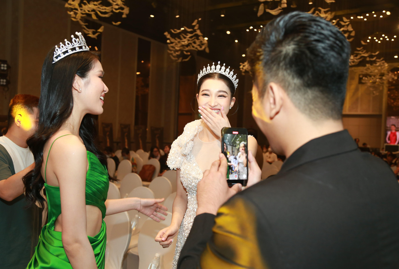 Á hậu 2 Phương Nhi trò chuyện vui vẻ với Á hậu Phương Anh bên lề sự kiện. Ảnh: Ngô Tùng