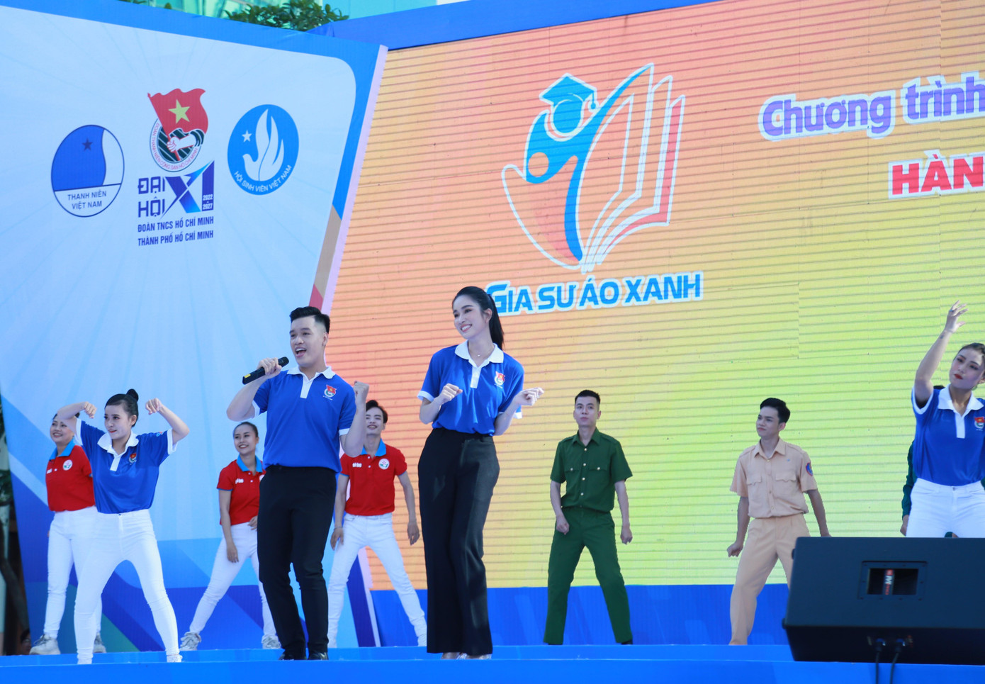 Trước khi đến với Chủ nhật Đỏ, Á hậu Phương Anh đã góp mặt trong chương trình ra quân các hoạt động tình nguyện hè của tuổi trẻ TPHCM - Ảnh: Ngô Tùng