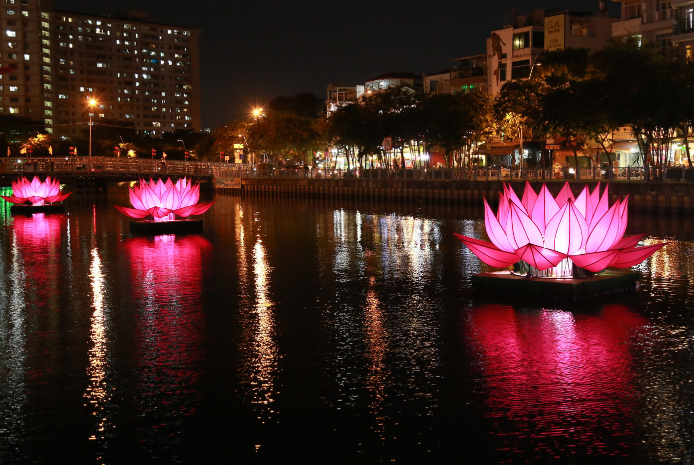 7 tòa sen hồng lần lượt được thắp sáng trong tối 8/5 (nhằm ngày 8/4 Âm lịch), nghi thức chào mừng tuần lễ Phật đản PL 2566.