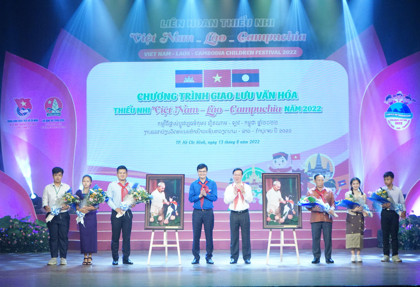 Thường trực Ban Bí thư Trung ương Đảng Võ Văn Thưởng và Bí thư Thường trực Trung ương Đoàn Bùi Quang Huy trao quà lưu niệm cho đại diện lãnh đạo đoàn đại biểu thanh niên hai nước Lào - Campuchia. Thường trực Ban Bí thư Trung ương Đảng Võ Văn Thưởng và Bí thư Thường trực Trung ương Đoàn Bùi Quang Huy trao quà lưu niệm cho đại diện lãnh đạo đoàn đại biểu thanh niên hai nước Lào - Campuchia.