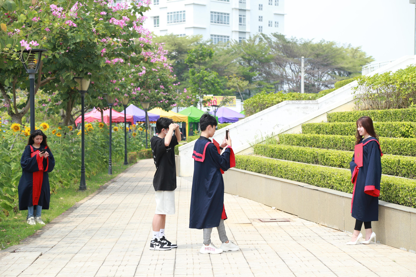 Dù không phải là sinh viên Đại học Quốc gia TPHCM, nhưng nhóm bạn không còn xa lạ gì với nơi này bởi trước đây từng ghé đến đi chợ đêm, sinh hoạt, vui chơi.