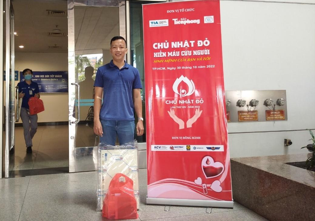 Anh Đại Phong (nhóm máu hiếm ORh-, thành viên đường dây nóng Bệnh viện Truyền máu Huyết học) góp đơn vị máu tại Chủ nhật Đỏ.