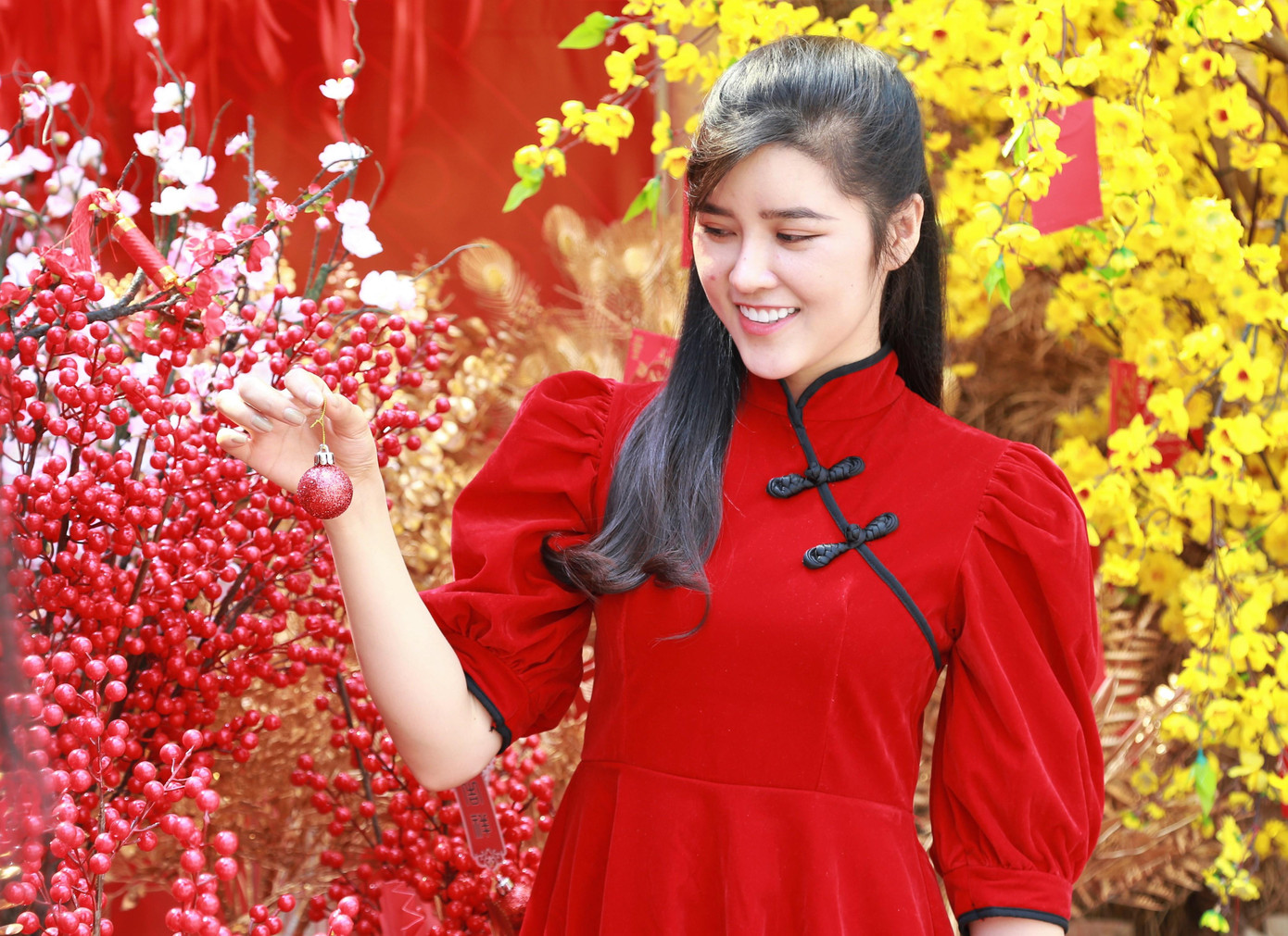 Bạn trẻ đến với không gian Tết cổ truyền, khoe sắc giữa 'rừng' mai vàng rực rỡ ảnh 1 Bạn trẻ đến với không gian Tết cổ truyền, khoe sắc giữa 'rừng' mai vàng rực rỡ ảnh 1