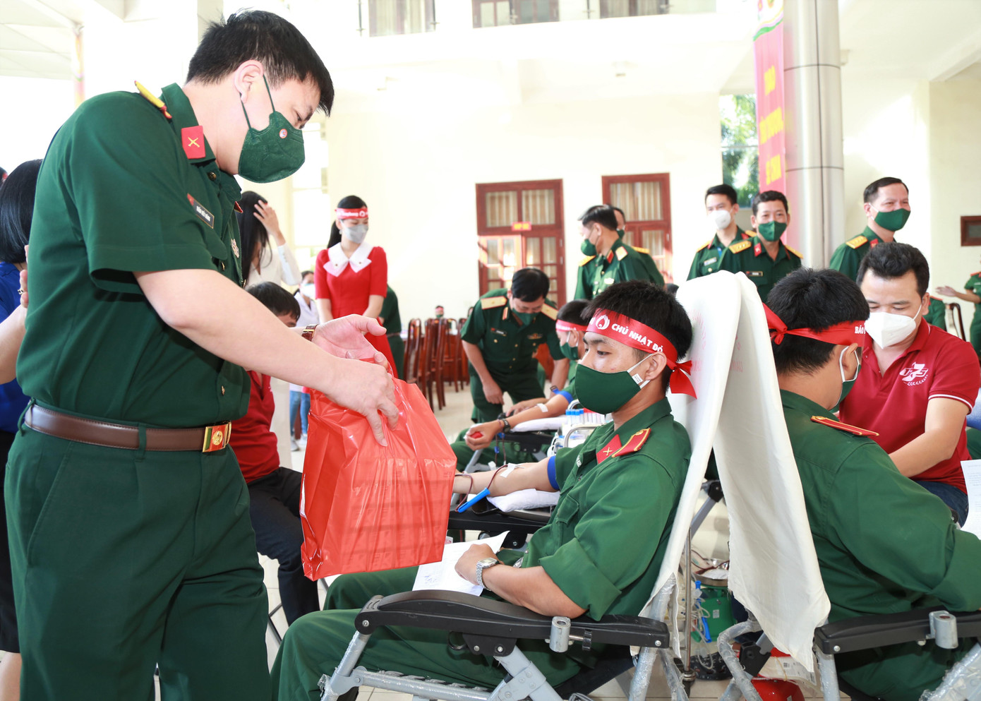 Trưởng ban Thanh niên Quân đội - Thượng tá Trần Viết Năng tặng quà cho học viên, chiến sĩ tham gia hiến máu