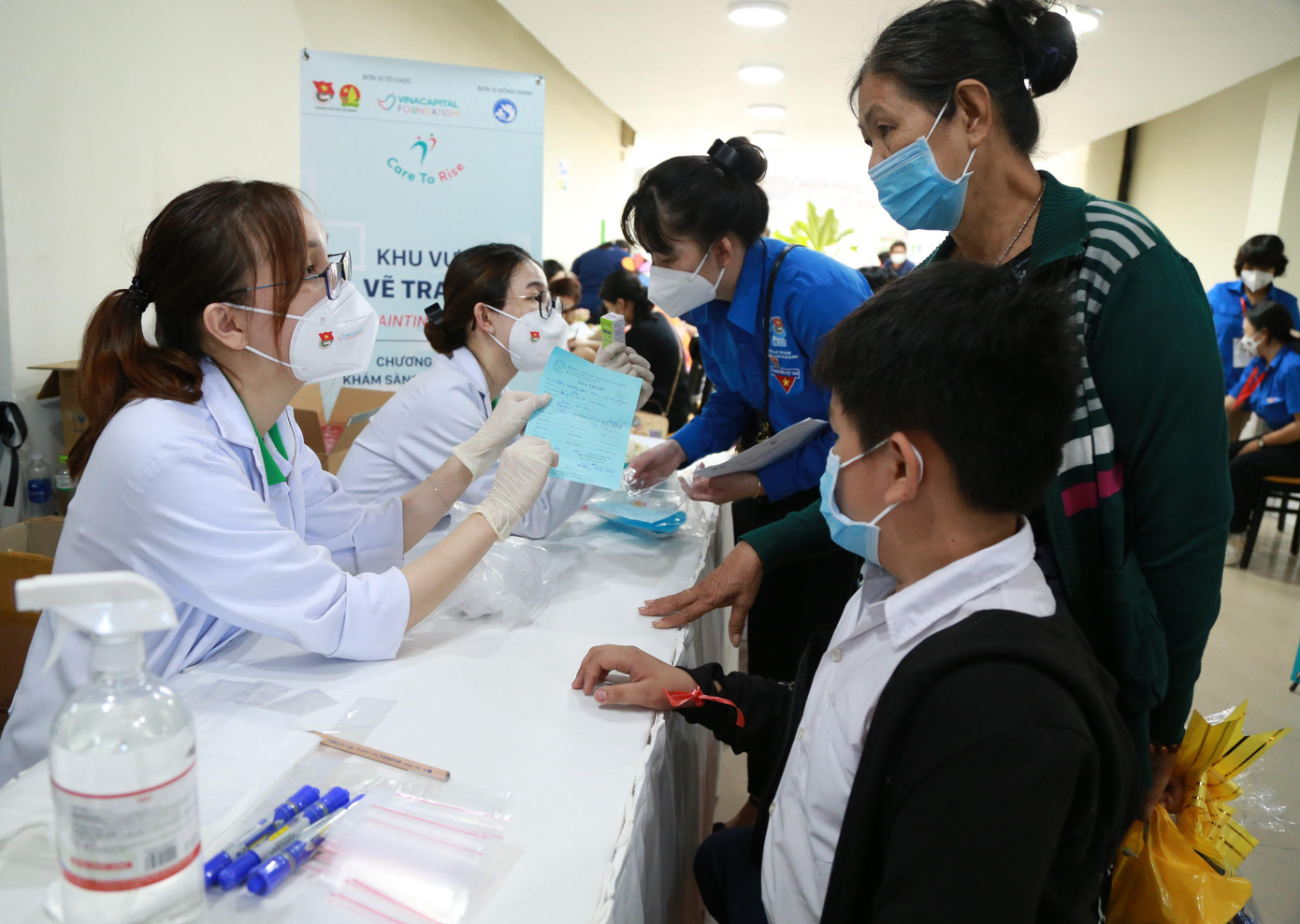 Hoạt động khám sàng lọc cho trẻ bị ảnh hưởng COVID có sự tham gia của khoảng 150 bác sĩ, tình nguyện viên. Trong dịp kỷ niệm ngày Thầy thuốc Việt Nam 27/2, hình ảnh các y bác sĩ tận tâm phục vụ, hỗ trợ người dân khiến nhiều người cảm kích, trân trọng.