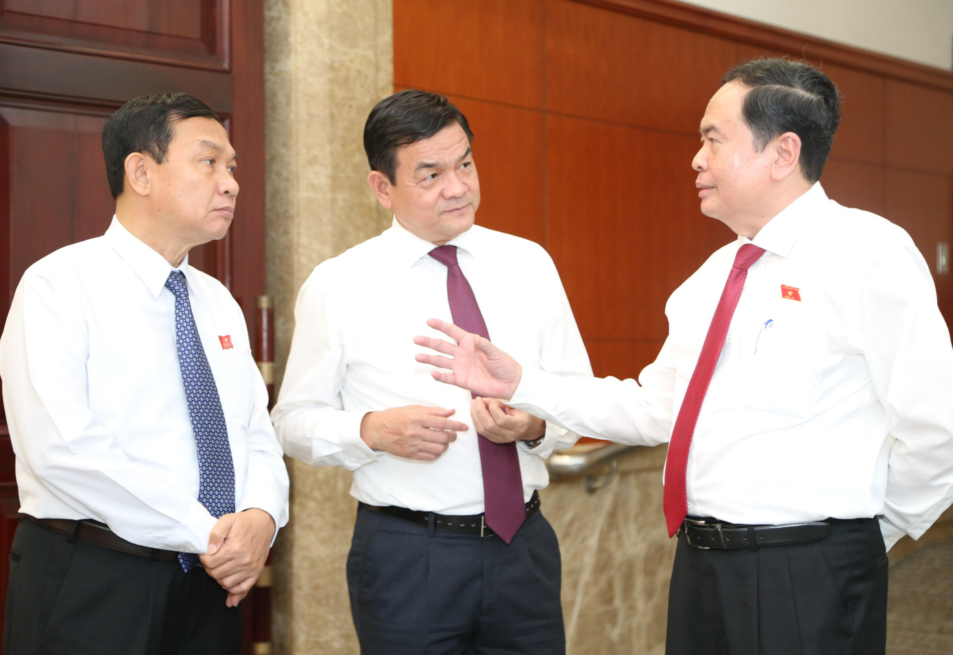 Phó Chủ tịch Thường trực Quốc hội Trần Thanh Mẫn trao đổi với đại biểu bên lề kỳ họp. Ảnh: Ngô Tùng Phó Chủ tịch Thường trực Quốc hội Trần Thanh Mẫn trao đổi với đại biểu bên lề kỳ họp. Ảnh: Ngô Tùng