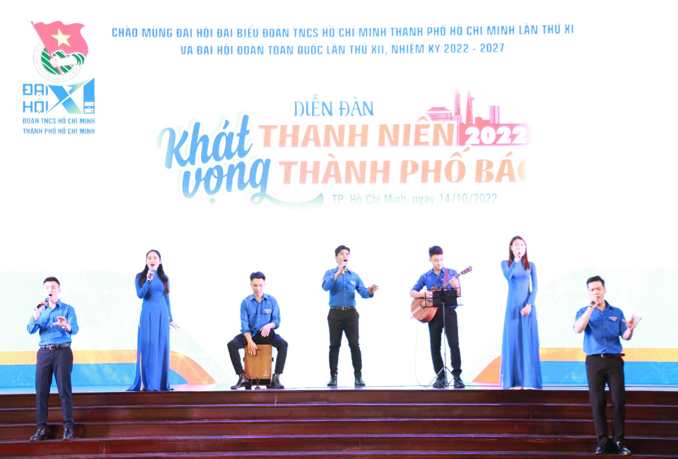 Các bạn đoàn viên thanh niên, nghệ sĩ trẻ mang đến không khí tươi trẻ mở đầu buổi đối thoại với bản mashup sinh động. Ảnh: Ngô Tùng