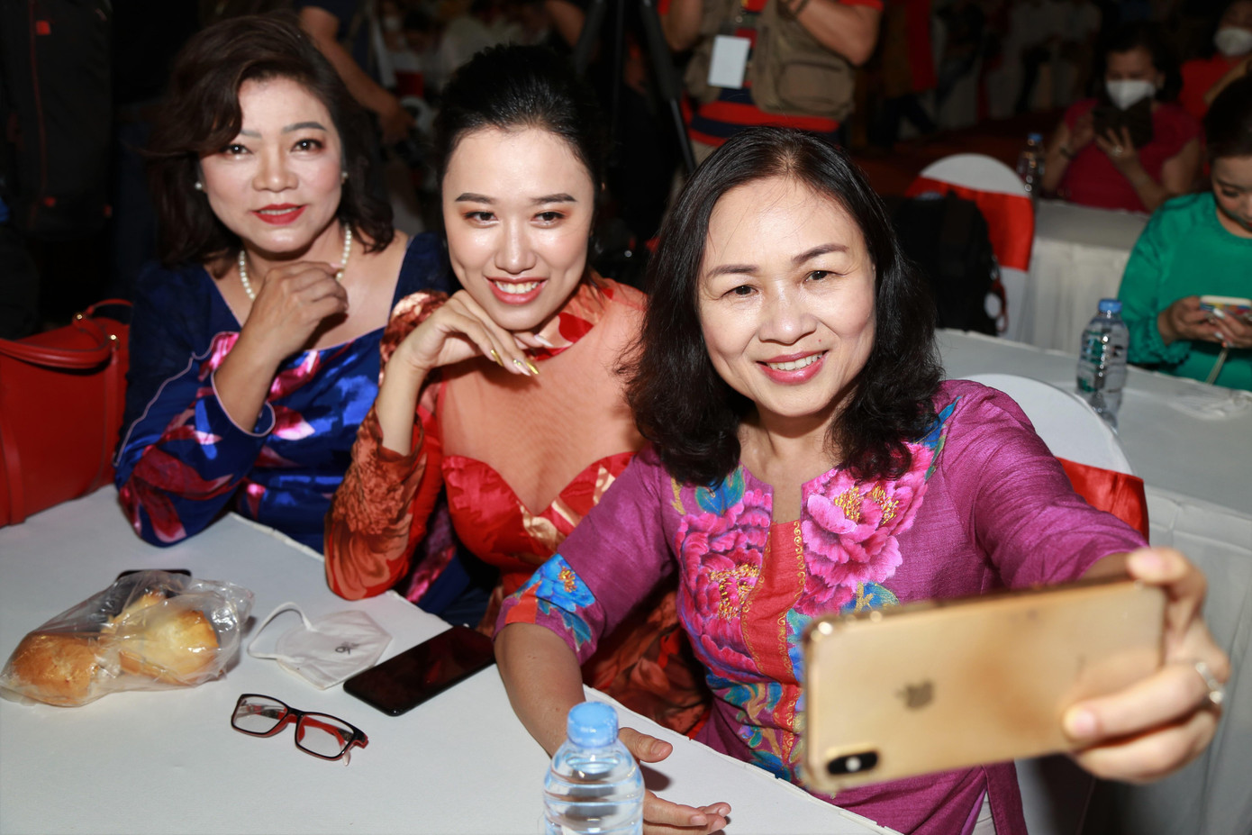 Các chị em phụ nữ selfie kỷ niệm cùng nhau Các chị em phụ nữ selfie kỷ niệm cùng nhau