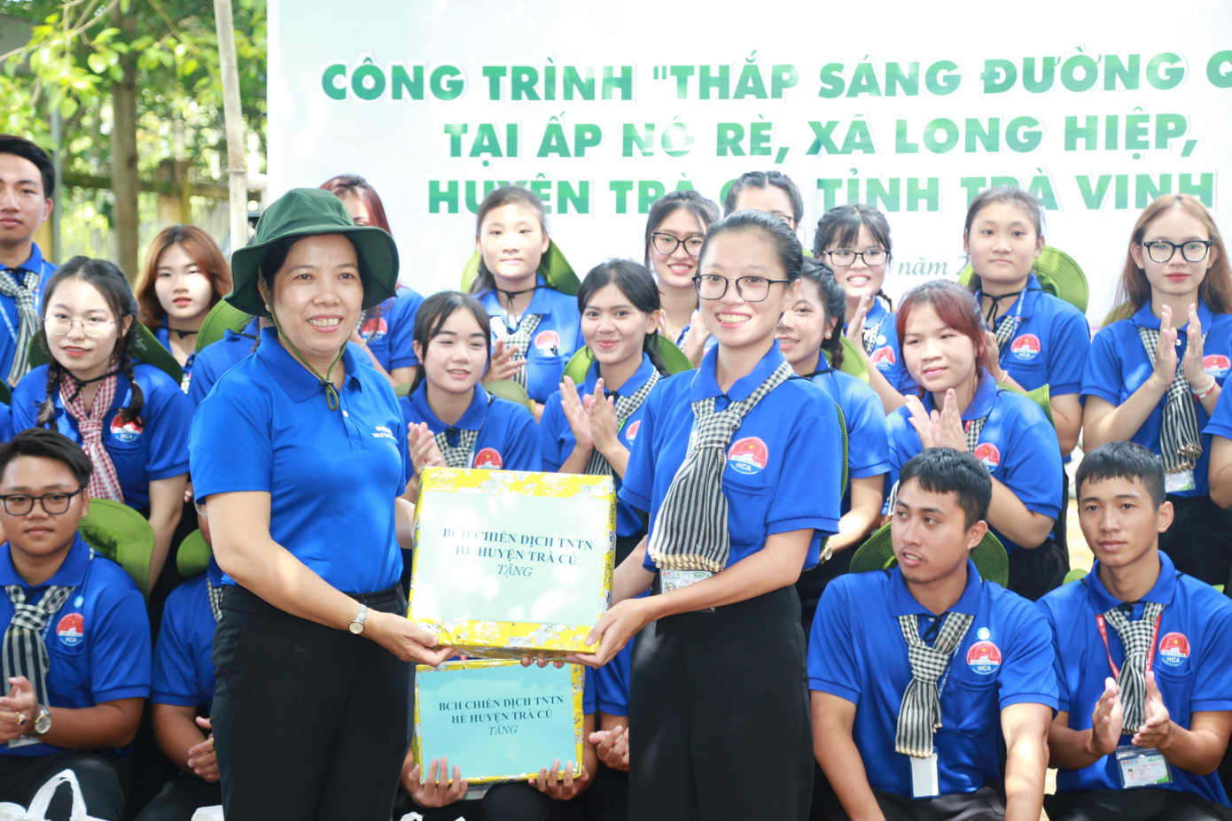 Ban Chỉ huy chiến dịch thanh niên tình nguyện hè huyện Trà Cú tặng quà cho các bạn trẻ. Ban Chỉ huy chiến dịch thanh niên tình nguyện hè huyện Trà Cú tặng quà cho các bạn trẻ.