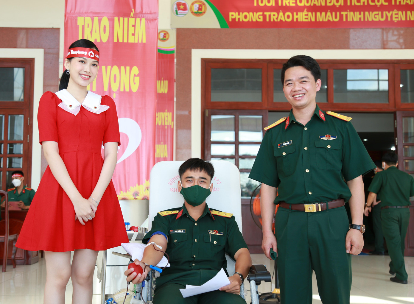 Đại diện Ban tổ chức và Top 5 HHVN 2020 Phạm Thị Phương Quỳnh thăm hỏi Trung úy Phạm Trường An