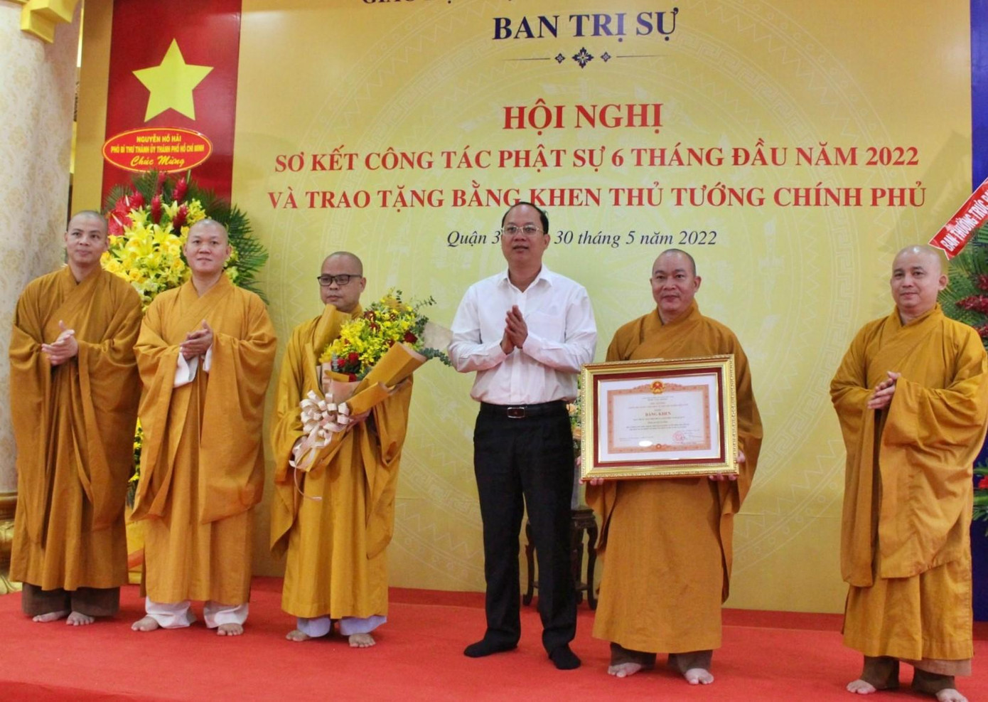 Phó Bí thư Thành ủy TPHCM Nguyễn Hồ Hải trao bằng khen Thủ tướng Chính phủ cho tập thể Ban Trị sự GHPGVN Quận 3. Ảnh: Thành Nhân.