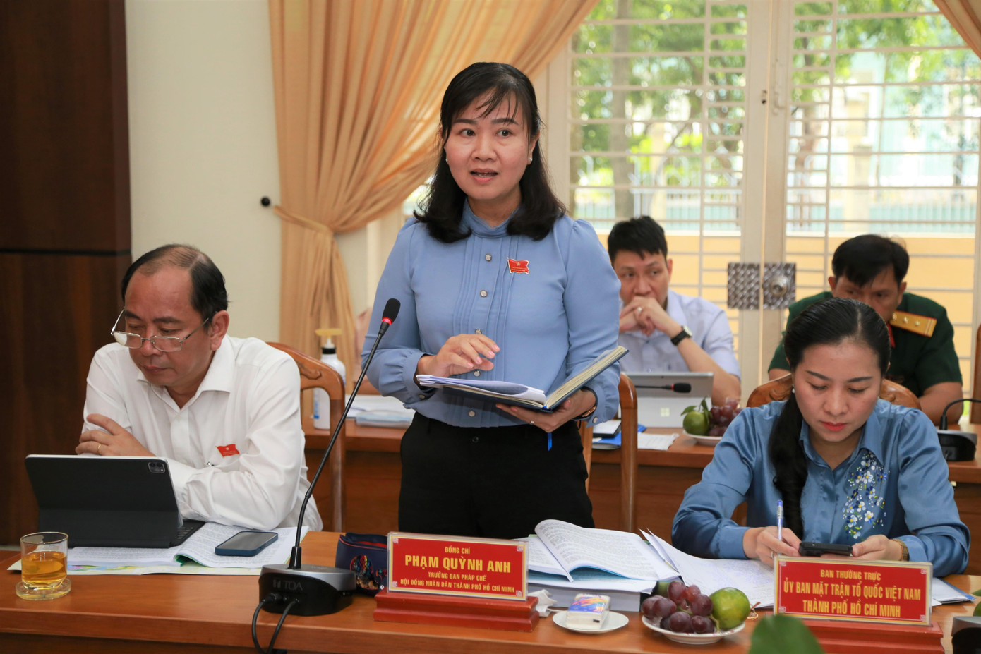 Các đại biểu trao đổi tại buổi giám sát.