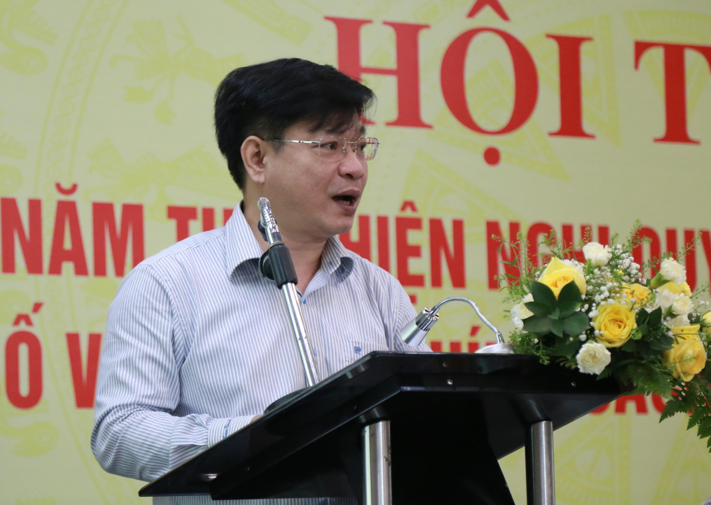 Ông Bùi Tôn Hiến trao đổi tại hội thảo. Ảnh: Ngô Tùng Ông Bùi Tôn Hiến trao đổi tại hội thảo. Ảnh: Ngô Tùng