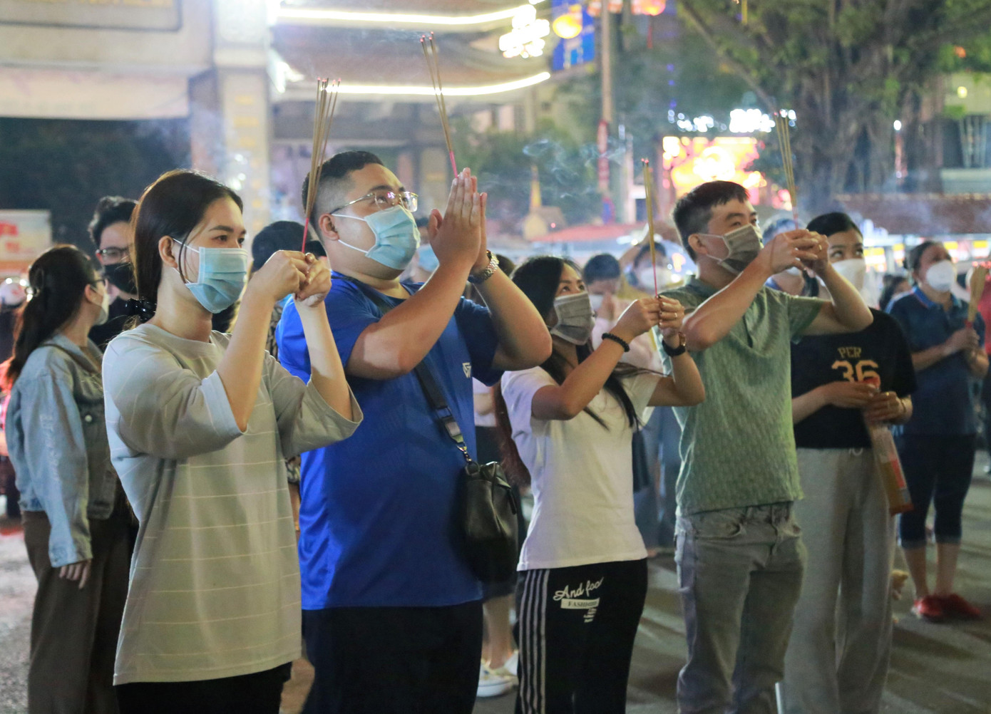 Người dân nhiều độ tuổi đảnh lễ, nguyện cầu những điều tốt lành cho mình và những người thân thương.