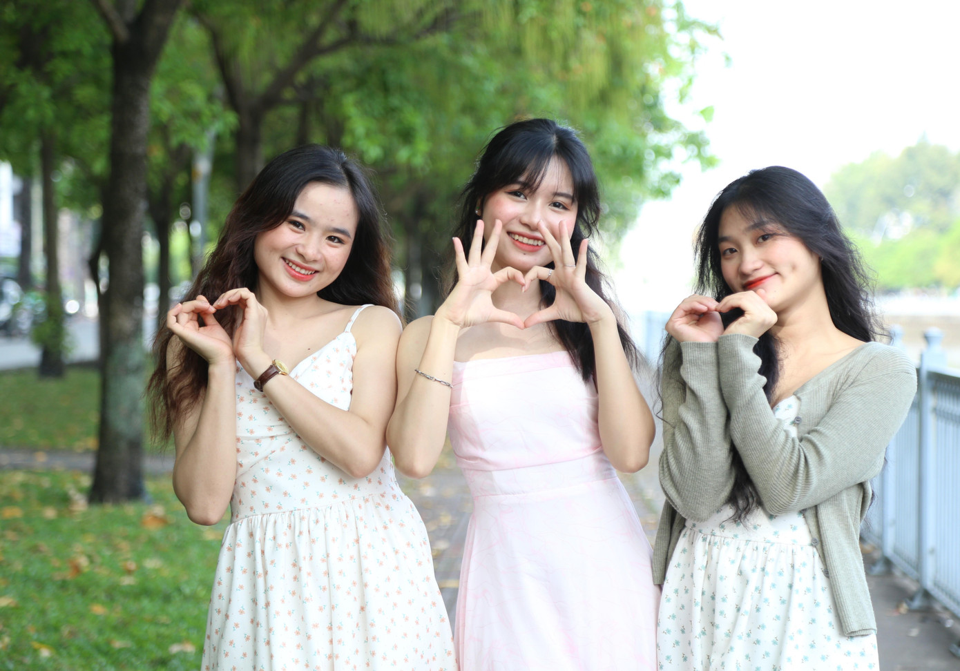 Đào và hai cô bạn tạo dáng &quot;thả tim&quot; trước ống kính.