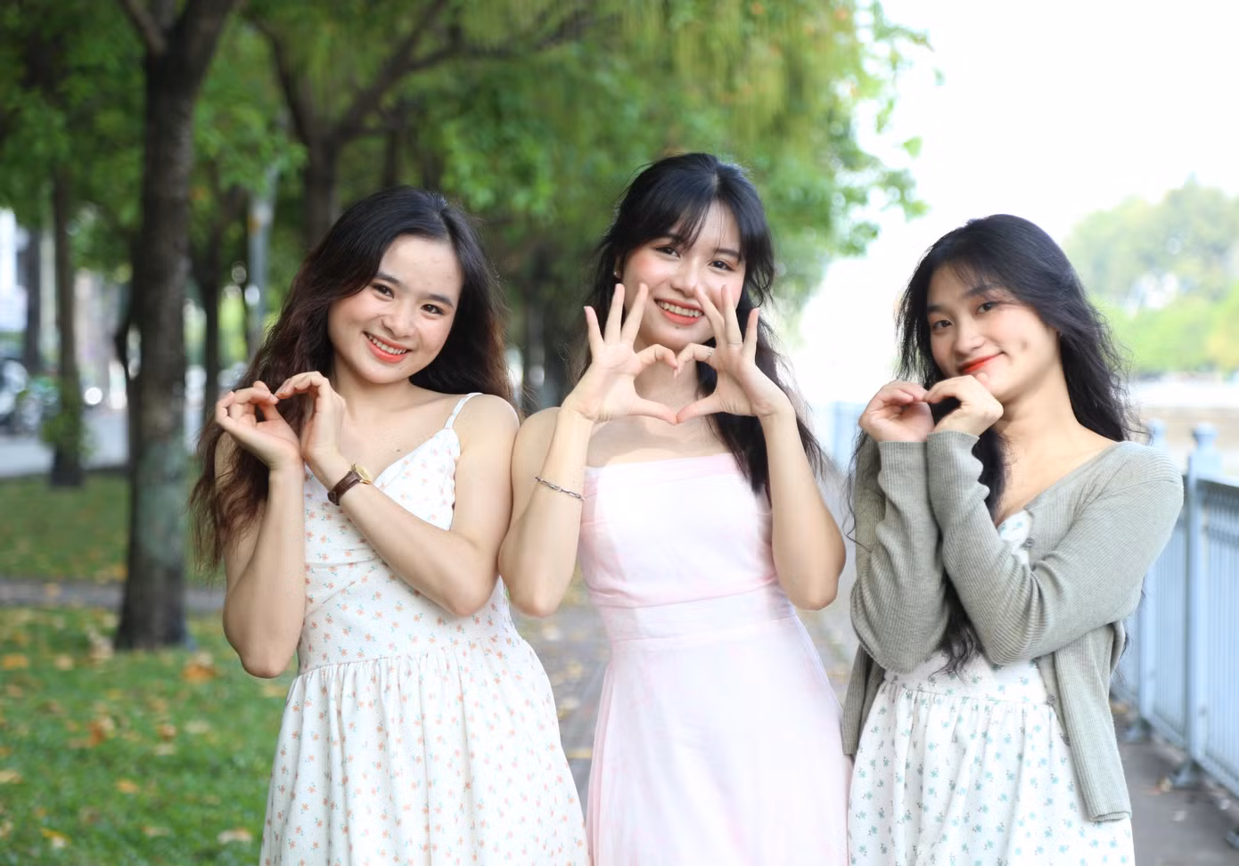 Đào và hai cô bạn tạo dáng "thả tim" trước ống kính.