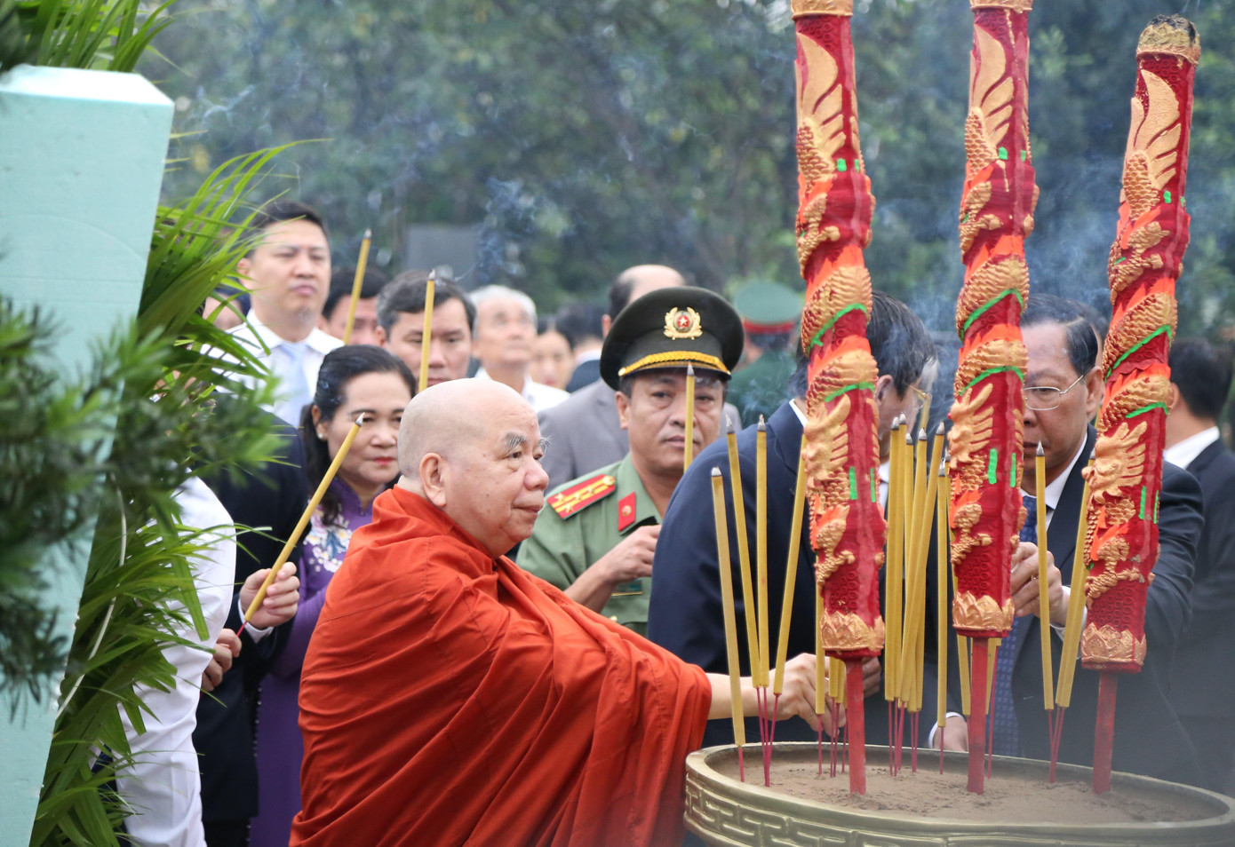 Đại biểu tôn giáo, nhân sĩ trí thức thắp hương tại buổi lễ.