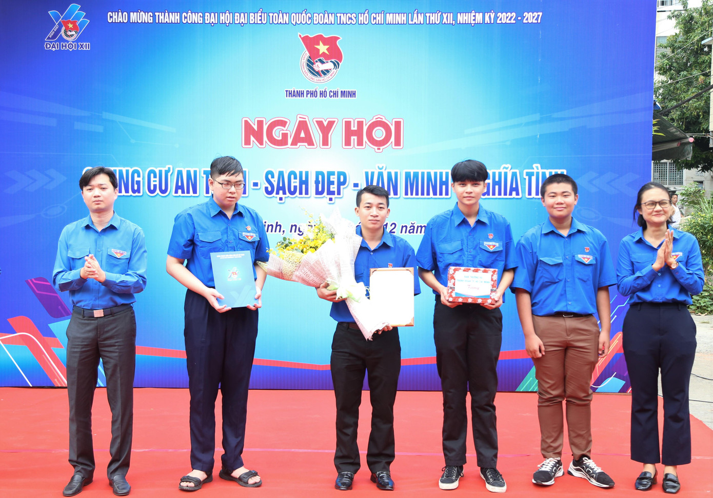 Bí thư Trung ương Đoàn Nguyễn Minh Triết và Phó Bí thư Thành Đoàn TPHCM Trần Thu Hà tặng hoa, quà chúc mừng Ban Chấp hành một Chi đoàn chung cư vừa thành lập. Bí thư Trung ương Đoàn Nguyễn Minh Triết và Phó Bí thư Thành Đoàn TPHCM Trần Thu Hà tặng hoa, quà chúc mừng Ban Chấp hành một Chi đoàn chung cư vừa thành lập.