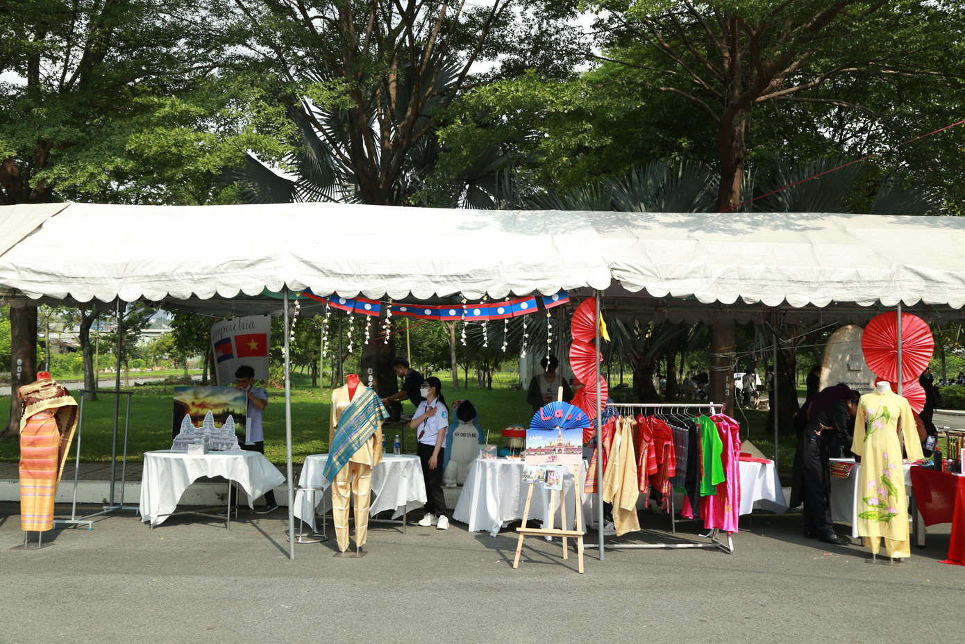 Không gian trưng bày trang phục truyền thống 3 nước Việt Nam - Lào - Campuchia.