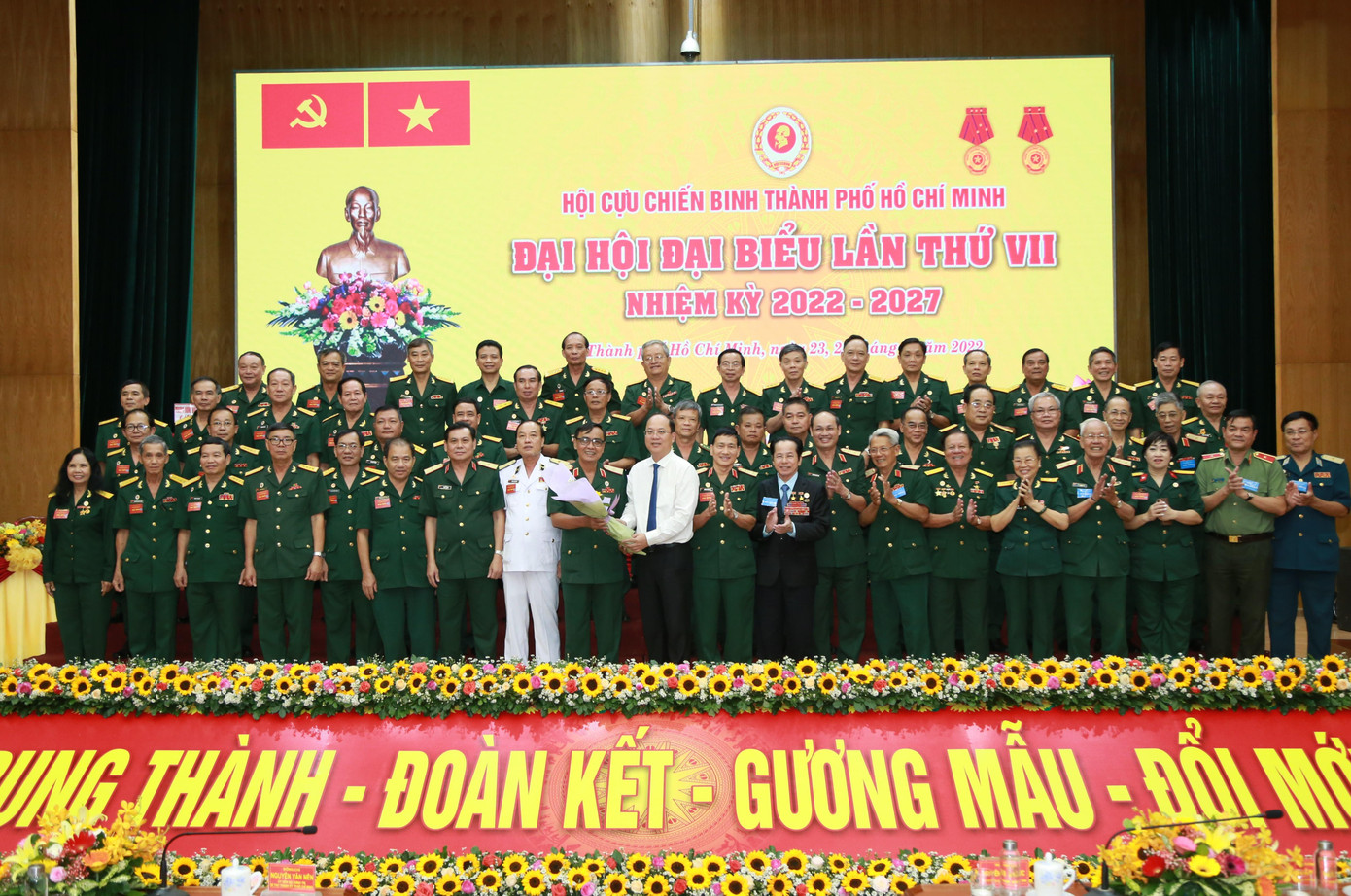 Phó Bí thư Thành ủy TPHCM Nguyễn Hồ Hải trao hoa chúc mừng Ban Chấp hành Hội CCB TPHCM khóa VII. Phó Bí thư Thành ủy TPHCM Nguyễn Hồ Hải trao hoa chúc mừng Ban Chấp hành Hội CCB TPHCM khóa VII.