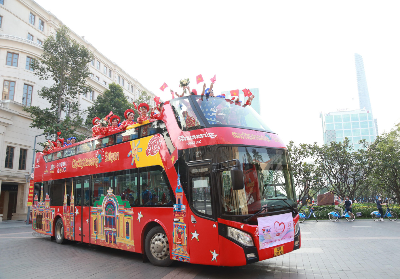 Sau khi dâng hoa Tượng đài Chủ tịch Hồ Chí Minh và đón nhận những món quà lưu niệm của chương trình, các đôi cùng lên xe buýt hai tầng diễu hành từ trung tâm TPHCM đến Trung tâm Hội nghị tiệc cưới Long Biên Palace (quận Gò Vấp) để thực hiện các nghi thức của lễ cưới truyền thống.