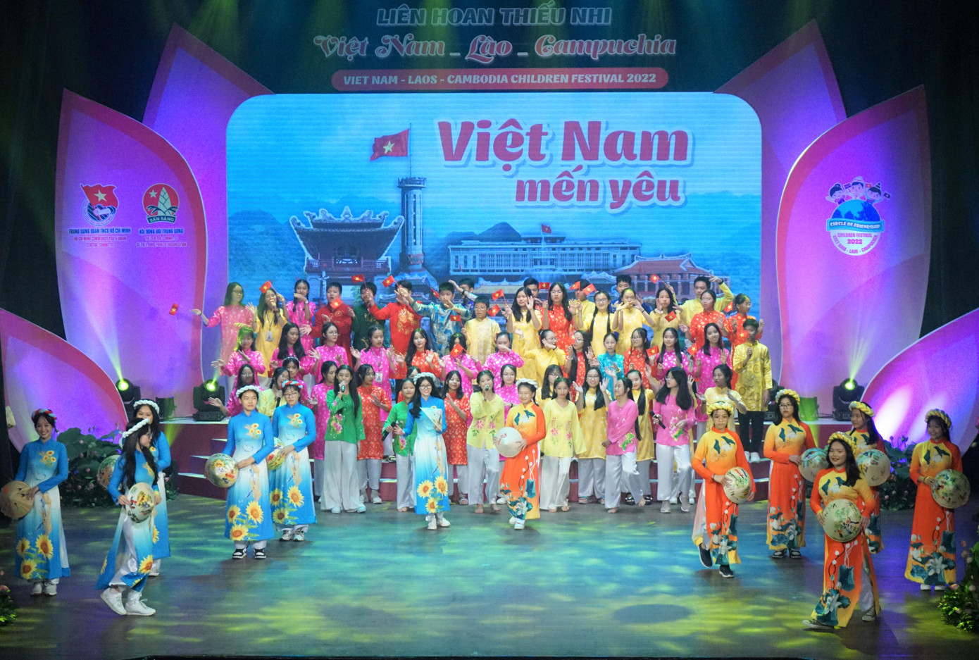 Các em thiếu nhi Việt Nam thể hiện ca khúc "Việt Nam mến yêu" trong chương trình. Các em thiếu nhi Việt Nam thể hiện ca khúc "Việt Nam mến yêu" trong chương trình.