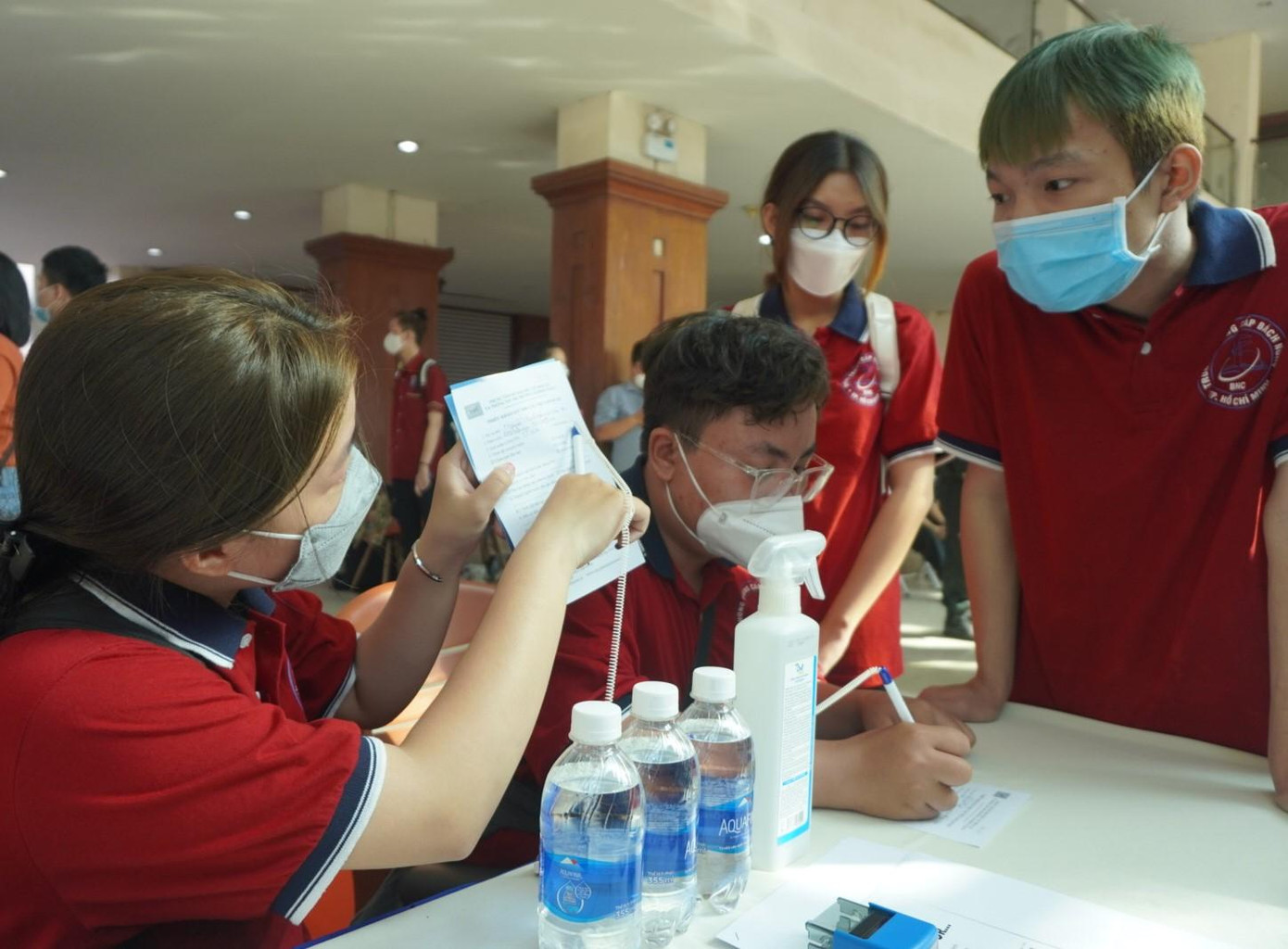 Bạn trẻ tham khảo, tìm kiếm việc làm phù hợp với mình