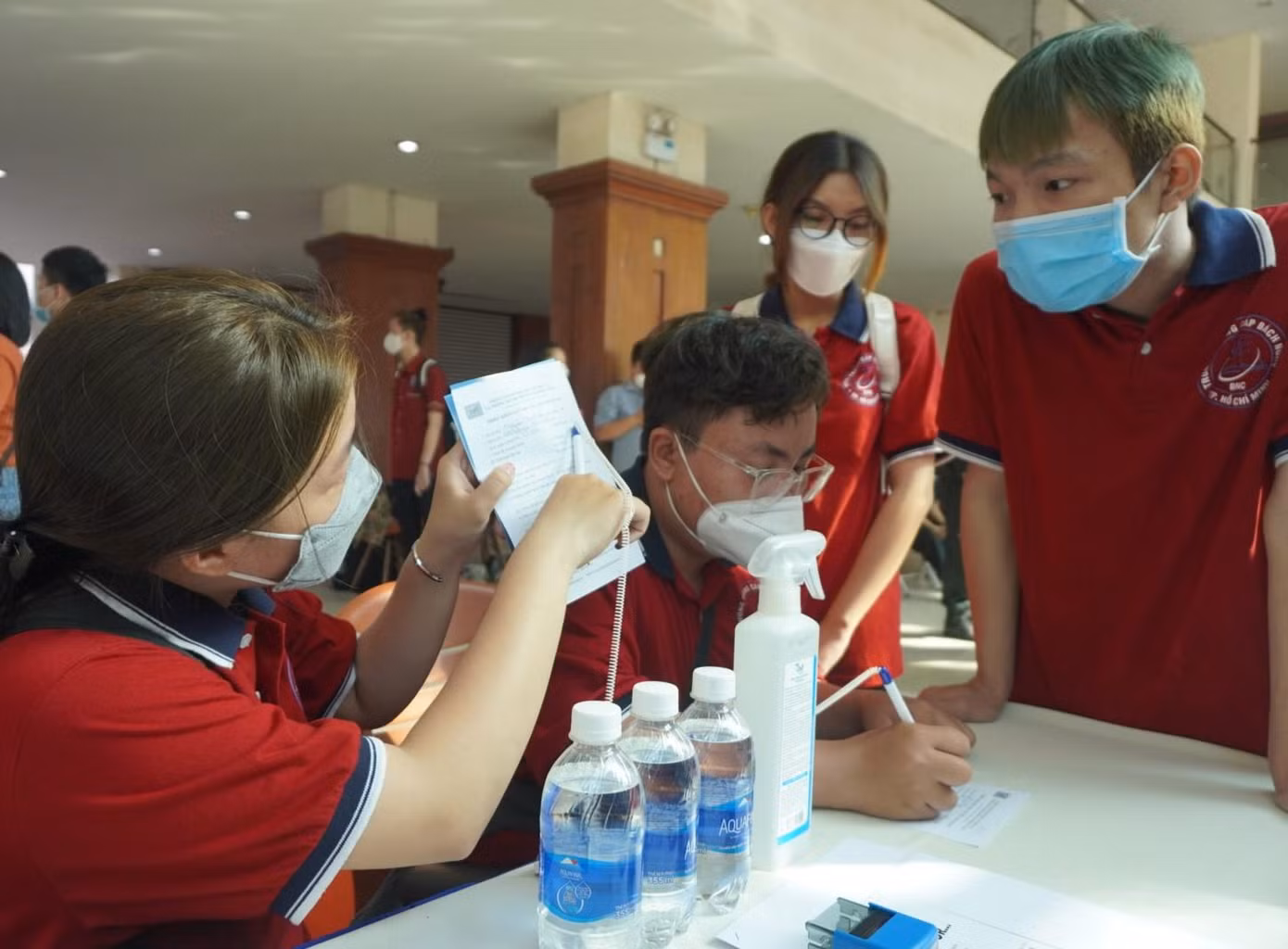 Bạn trẻ tham khảo, tìm kiếm việc làm phù hợp với mình