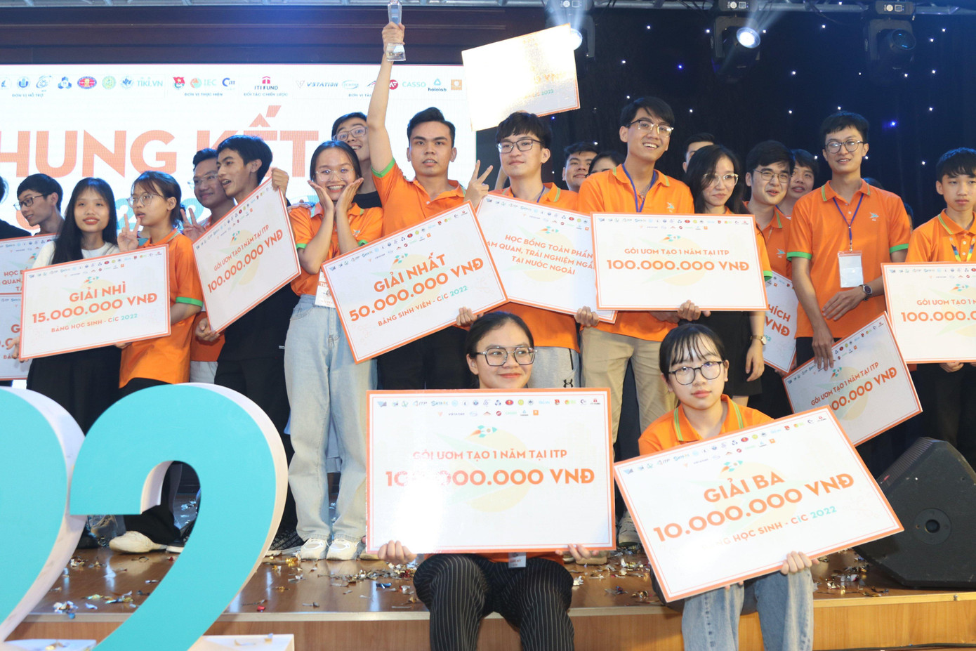 Các thí sinh vui mừng khi đạt được thành quả sau khoảng thời gian dài nghiên cứu, sáng tạo.