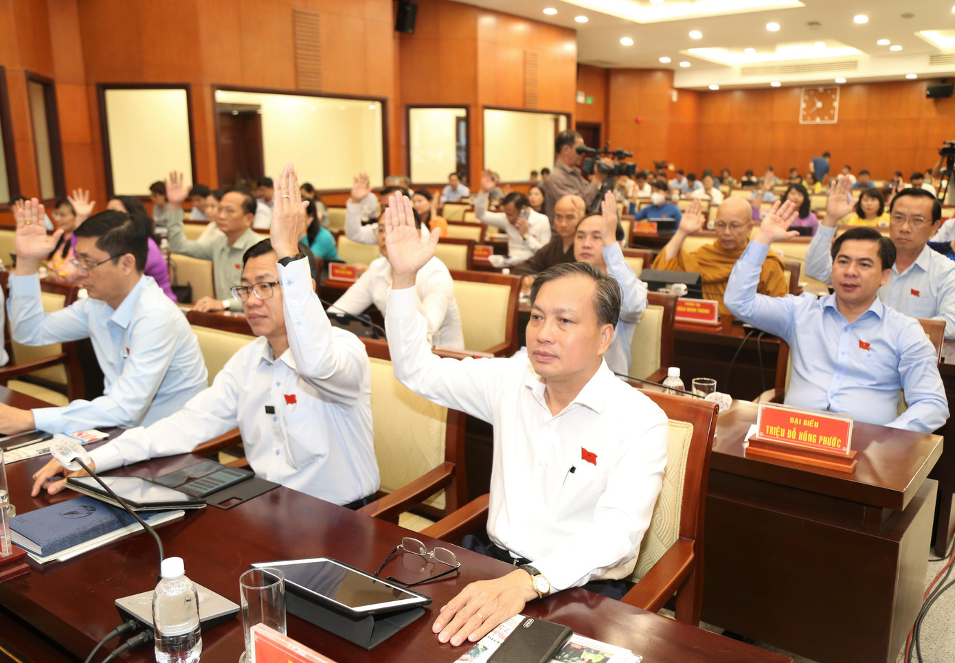 Đại biểu HĐND TPHCM biểu quyết thông qua các dự thảo nghị quyết trình tại kỳ họp. Ảnh: Ngô Tùng