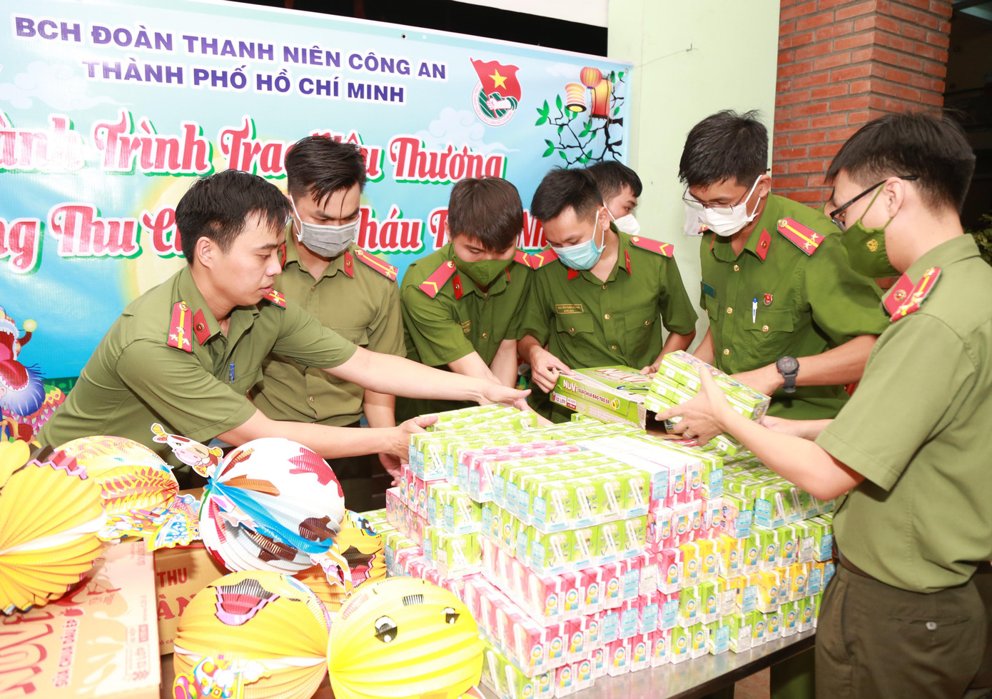 Cán bộ, chiến sĩ, ĐVTN Công an thành phố chuẩn bị các phần quà gửi tặng bạn nhỏ. Cán bộ, chiến sĩ, ĐVTN Công an thành phố chuẩn bị các phần quà gửi tặng bạn nhỏ.