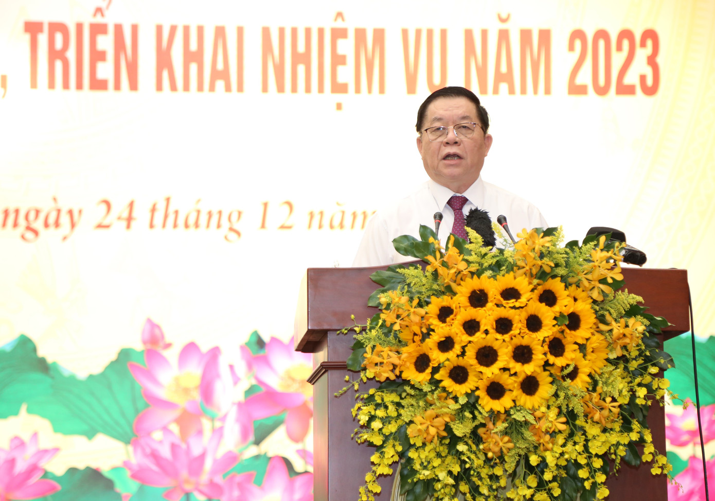 Trưởng ban Tuyên giáo Trung ương Nguyễn Trọng Nghĩa phát biểu tại hội nghị. Ảnh: Ngô Tùng