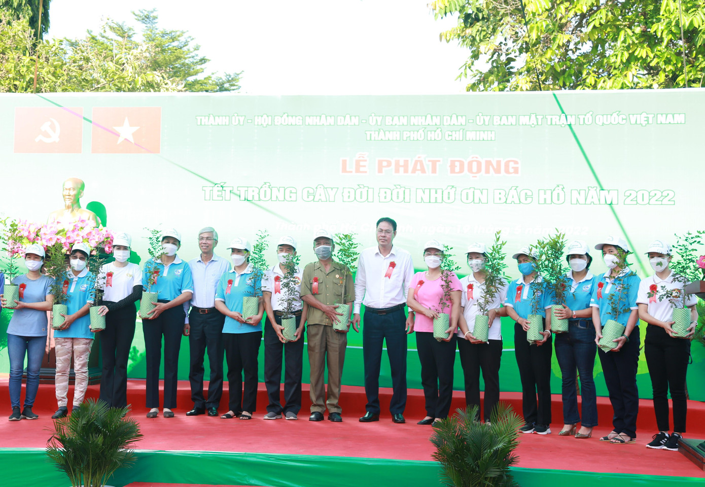 Lãnh đạo TPHCM tặng cây xanh cho đại diện các phường trên địa bàn TP. Thủ Đức.