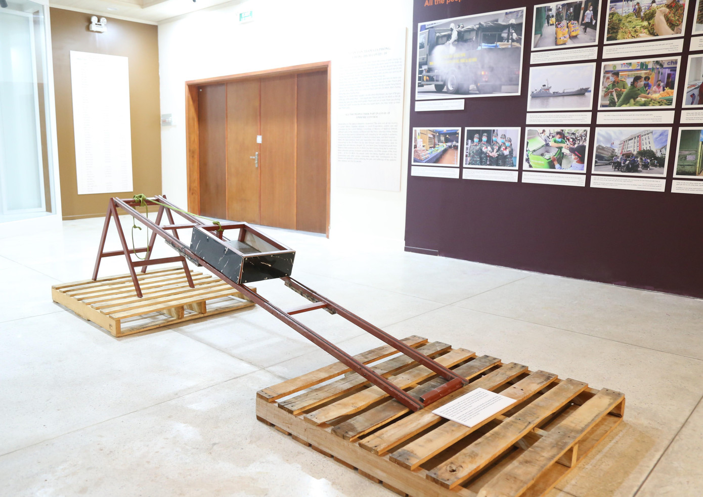 Băng chuyền là công cụ hữu ích giúp vận chuyển lương thực, thực phẩm giữa người này với người khác nhằm hạn chế tiếp xúc trong thời điểm bệnh dịch dễ lây lan. Sản phẩm do Công ty TNHH PVH Star chế tạo và sử dụng trong thời gian từ tháng 7 đến tháng 12/2021.