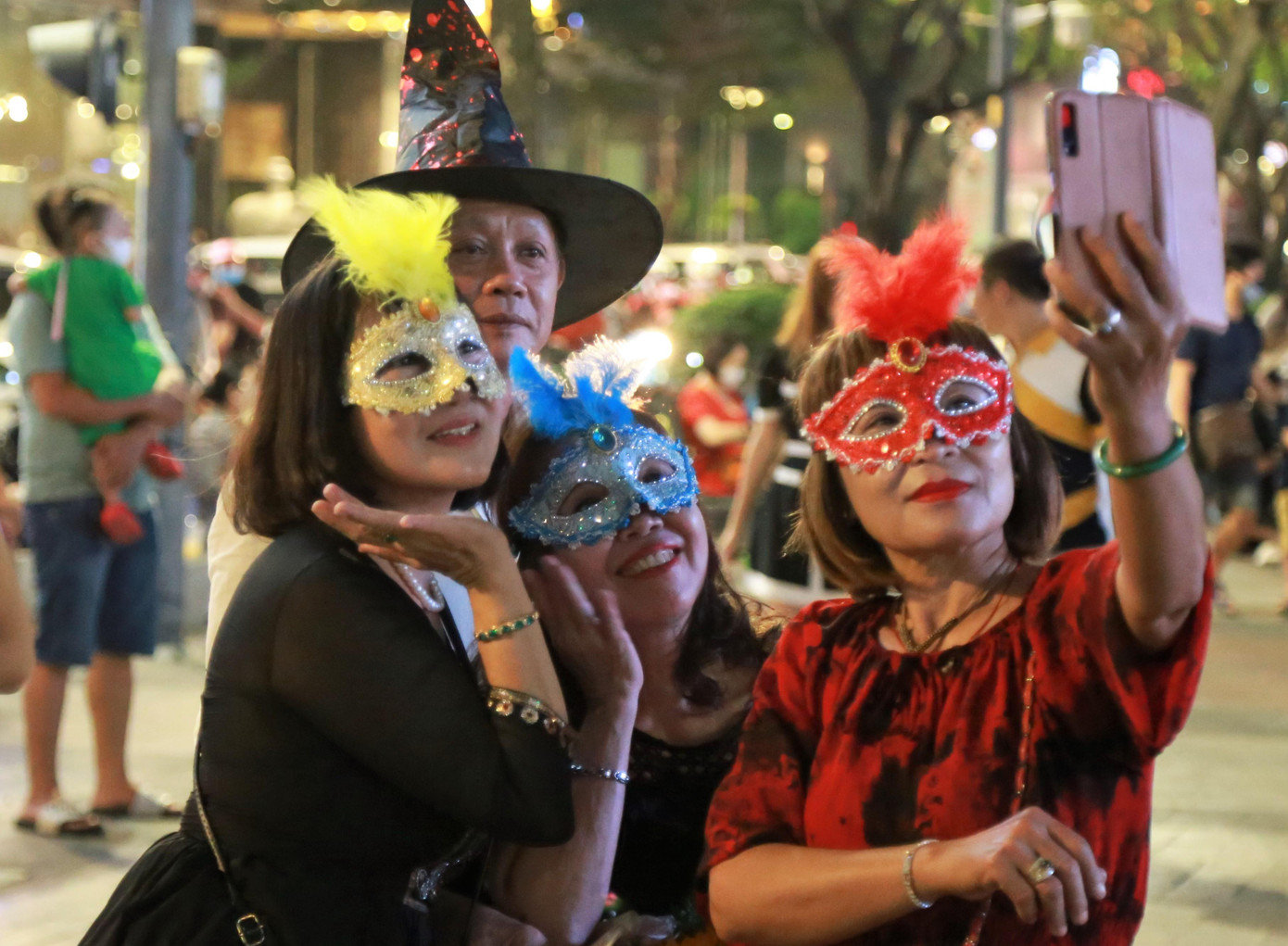 Nhiều người lớn tuổi cũng kịp thời bắt trend cùng giới trẻ. Nhiều người lớn tuổi cũng kịp thời bắt trend cùng giới trẻ.