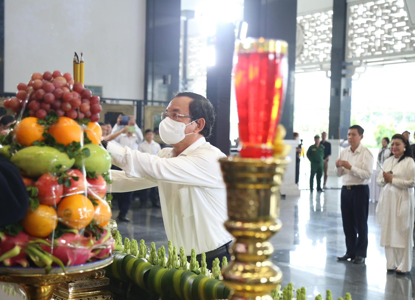 Bí thư Thành ủy TPHCM Nguyễn Văn Nên dâng hương tưởng niệm đồng bào qua đời vì COVID-19.