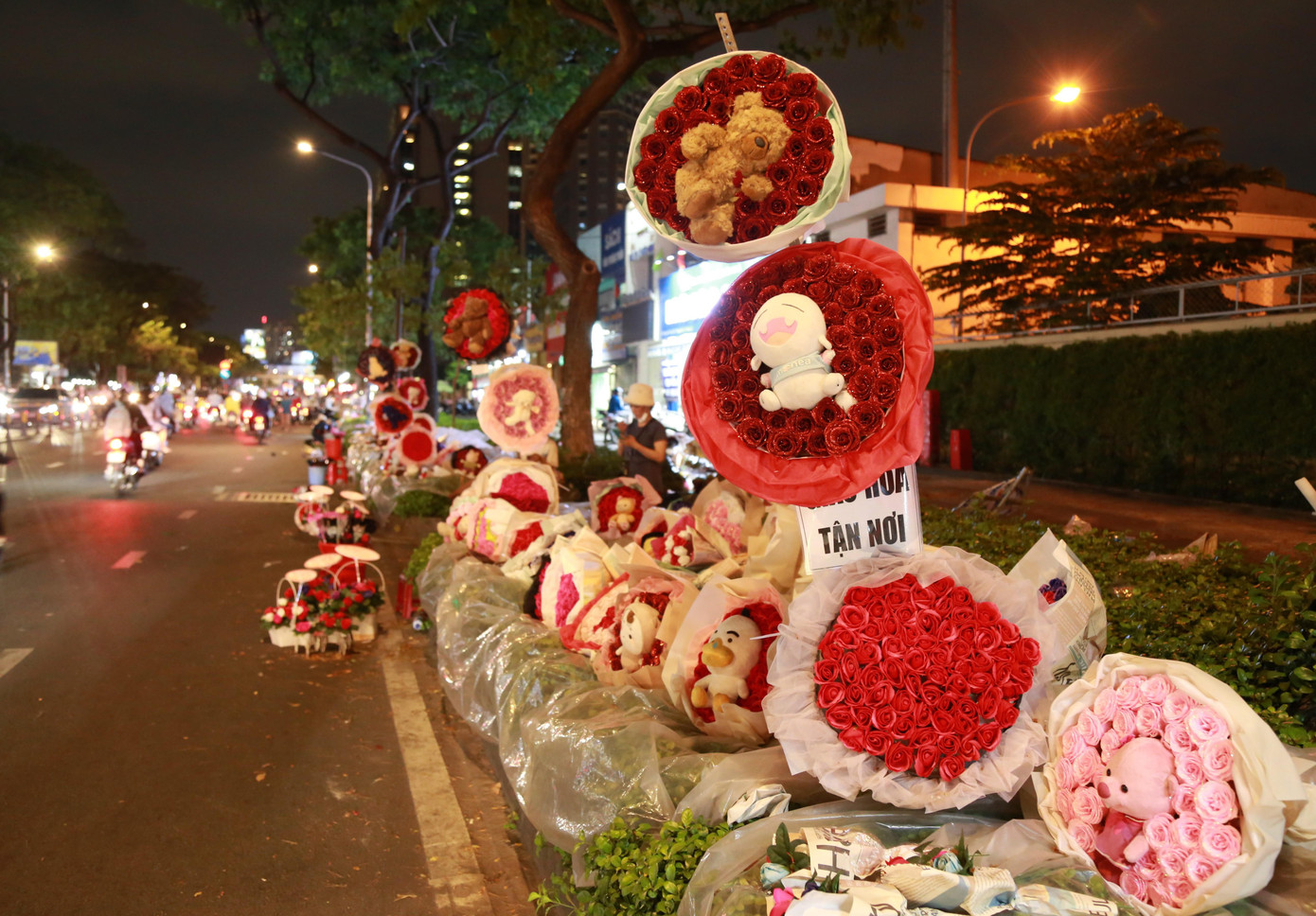 Đường Nguyễn Văn Cừ (quận 5, đoạn qua Trường Đại học Khoa học Tự nhiên - ĐHQG TPHCM), Đại học Sư phạm TPHCM) trở nên sắc màu hơn hai ngày qua bởi sự "góp mặt" của hàng ngàn giỏ hoa đủ loại cùng các mặt hàng quà tặng dịp lễ Quốc tế phụ nữ.