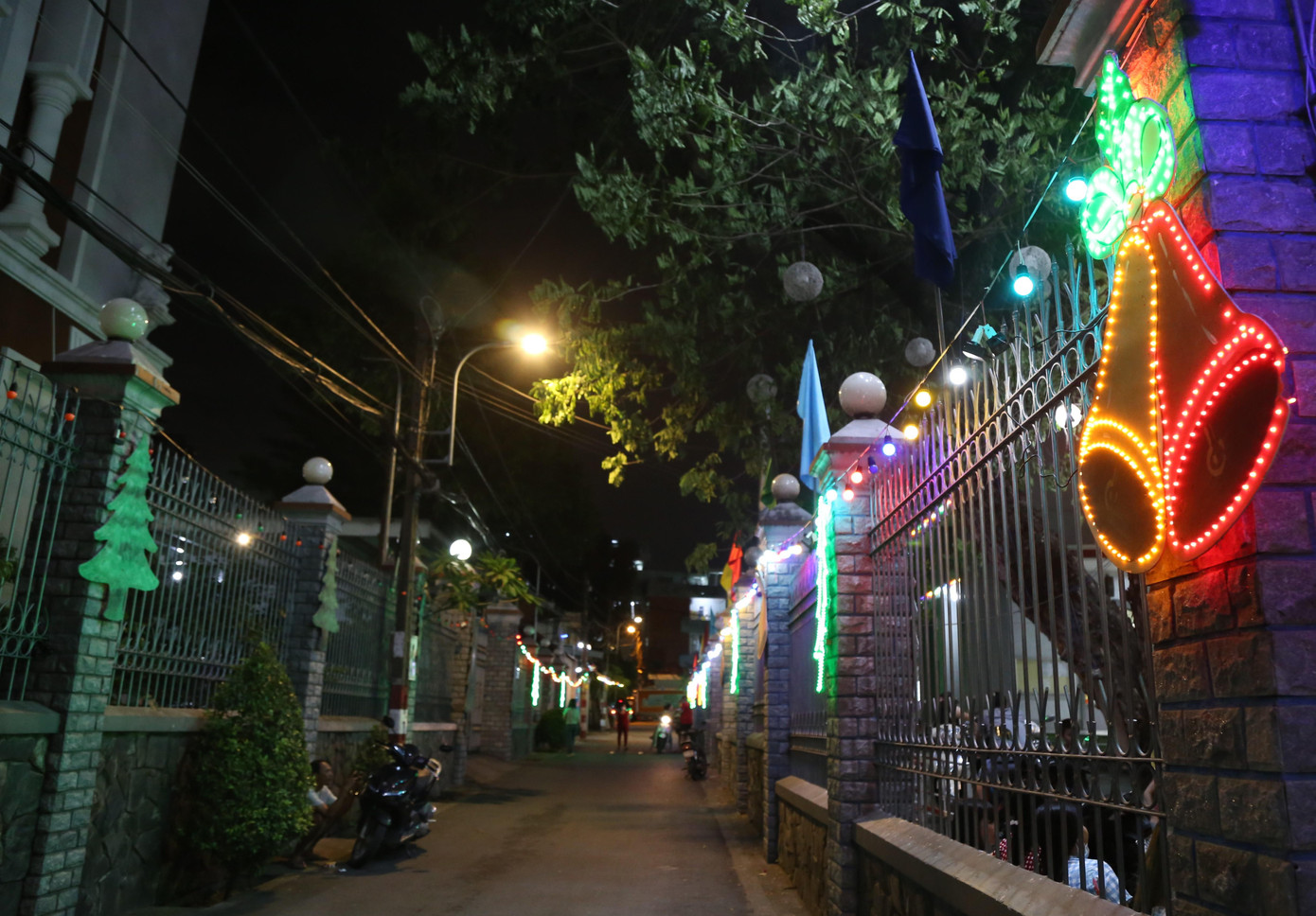 Xung quanh các khu phố, cung đường xóm đạo quanh, bà con giáo dân cũng đã trang hoàng không gian lộng lẫy, rực rỡ để chào mừng mùa lễ trọng.