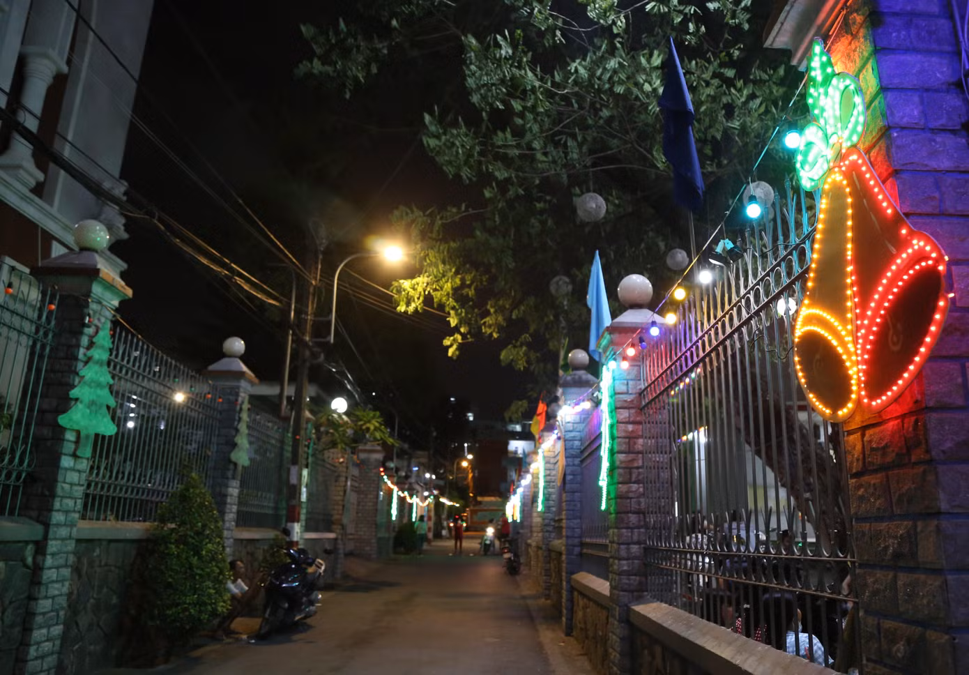 Xung quanh các khu phố, cung đường xóm đạo quanh, bà con giáo dân cũng đã trang hoàng không gian lộng lẫy, rực rỡ để chào mừng mùa lễ trọng. Xung quanh các khu phố, cung đường xóm đạo quanh, bà con giáo dân cũng đã trang hoàng không gian lộng lẫy, rực rỡ để chào mừng mùa lễ trọng.